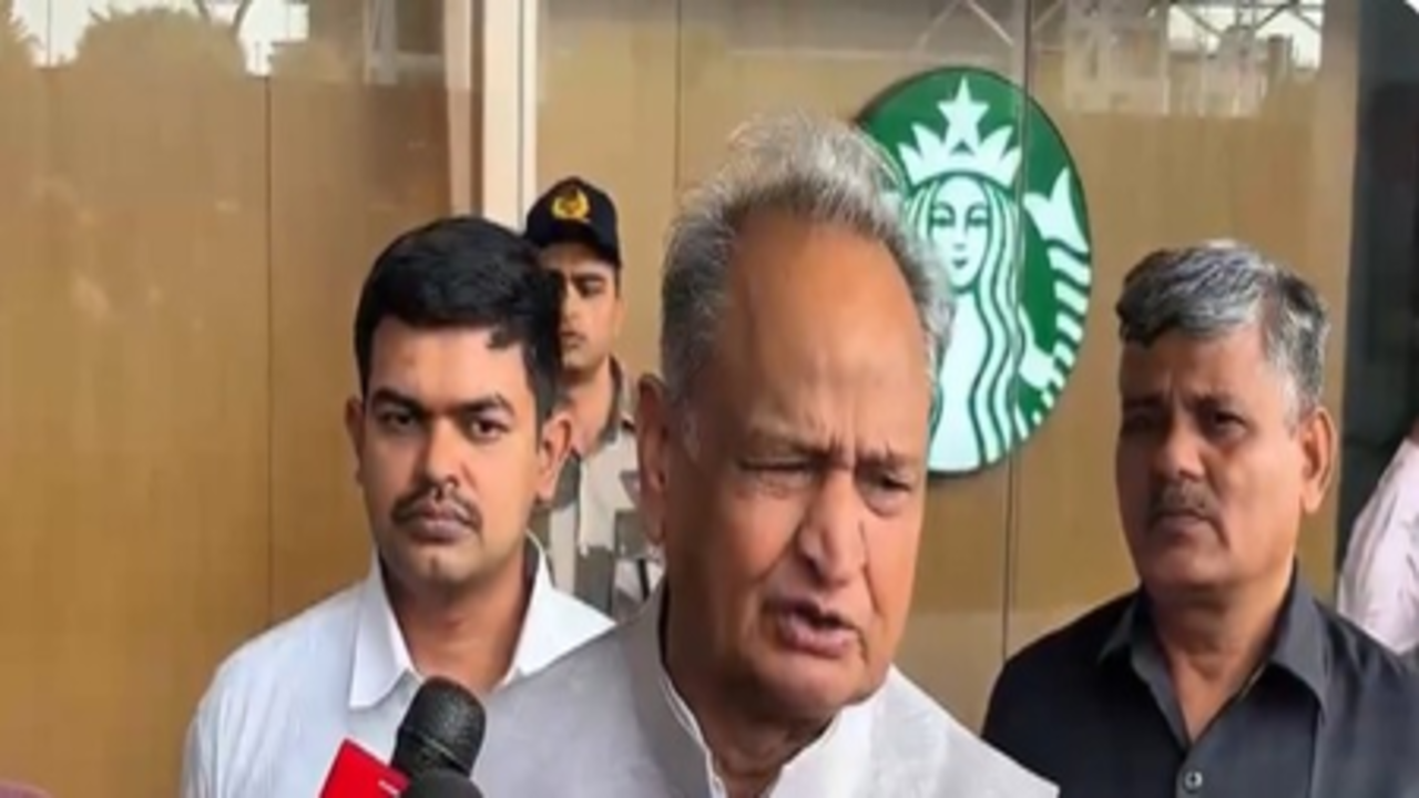 राजस्थान में दो साल में छात्रों का दाखिला घटा, गहलोत बोले-सरकारी शिक्षा पर कम हो रहा लोगों का भरोसा