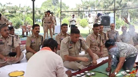 दुर्ग और मुंबई में विजयादशमी पर पुलिस ने की शस्त्र पूजा, सुरक्षा का संकल्प दोहराया