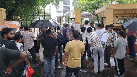 सूरत में एनडीए और सीडीएस परीक्षा देने पहुंच रहे उम्मीदवार, अपनी तैयारी को लेकर की बात