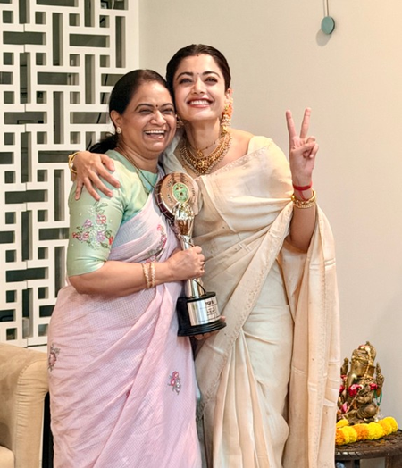 तेलंगाना गद्दर फिल्म अवॉर्ड्स में रश्मिका का जलवा, राज्य स्तर का सम्मान पाकर हुईं भावुक