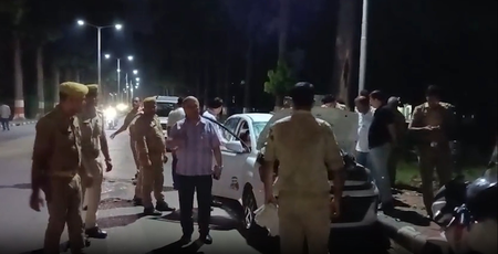 अलीगढ़ मुस्लिम यूनिवर्सिटी कैंपस में शराब के नशे में धुत युवक-युवती का हंगामा, छात्रों ने पकड़कर पुलिस को सौंपा