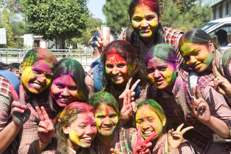 मध्य प्रदेश में हर तरफ छाया होली का रंग