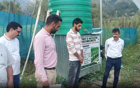 जम्मू-कश्मीर: आरएमयूएचडी स्कीम से तैयार अल्ट्रा-हाई-डेंसिटी वाले सेब के बागों का अधिकारियों ने किया संयुक्त निरीक्षण