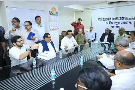 महाराष्ट्र के विपक्षी दलों ने अपनी शिकायतों को लेकर चुनाव आयोग को पत्र सौंपा