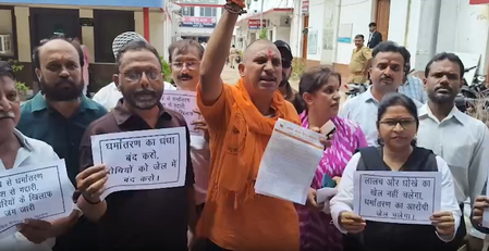 लखनऊ: कथित धर्मांतरण के खिलाफ हिंदू महासभा का प्रदर्शन, सख्त कानून बनाने की मांग