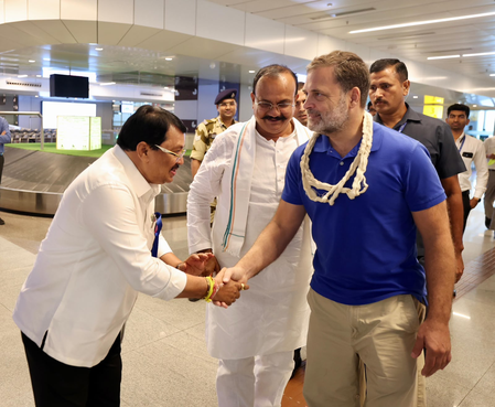 पुणे एयरपोर्ट पर राहुल गांधी का स्वागत, 'छात्रों की गूंज' कार्यक्रम को करेंगे संबोधित