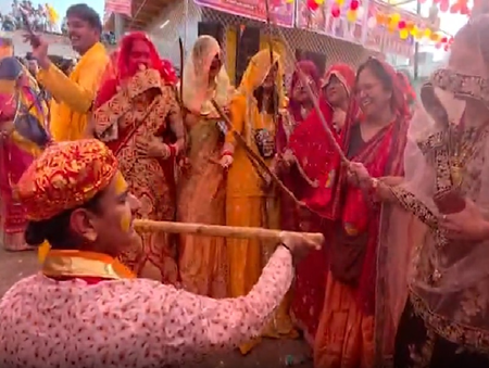 गोकुल में छड़ीमार होली की धूम, चेहरे पर रंग लगाए श्रद्धालु ले रहे त्योहार का आनंद