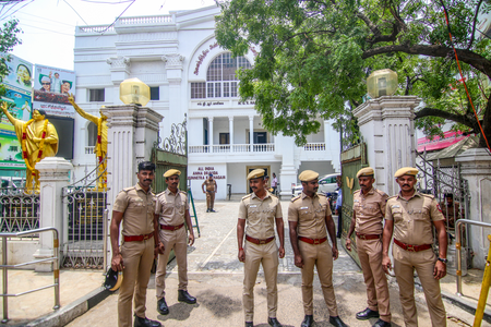 तमिलनाडु: एआईएडीएमके में गहराया आंतरिक संकट, कई जिलों में पुलिस को दखल देना पड़ा