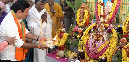 कर्नाटक: दशहरा पर्व पर भाजपा कार्यालय में की गई आयुध पूजा, बी.वाई. विजयेंद्र ने मां चामुंडेश्वरी से की प्रार्थना