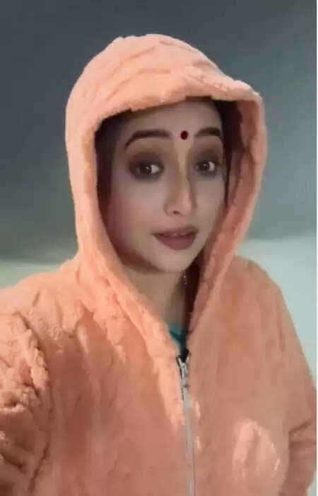 'यूपी की ठंड का अलग ही मजा है', रानी चटर्जी ने शेयर किया फिल्म सेट का वीडियो