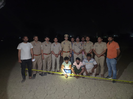 मथुरा में पुलिस और पशु तस्करों में मुठभेड़, तीन बदमाशों के पैर में लगी गोली