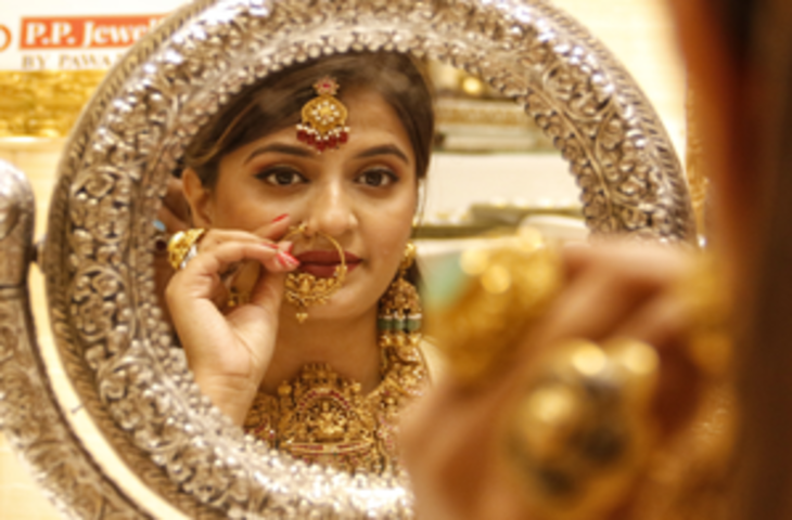 पश्चिम एशिया में बढ़ते तनाव के बीच सोने-चांदी की कीमतों में गिरावट, बाजार में अस्थिरता का दौर