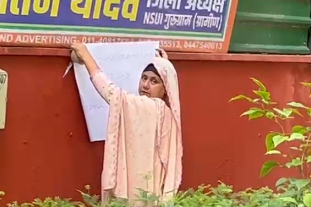 सज्जन कुमार की मौत पर टिप्पणी को लेकर आक्रोश, पीड़िता ने दीपेंद्र हुड्डा के आवास के बाहर लगाया पोस्टर