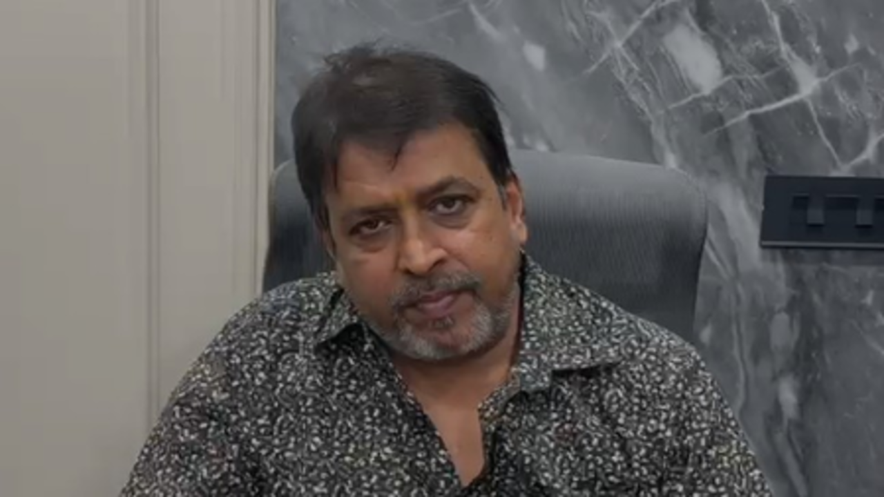 सिया गोयल ने मीडिया को दिखाई 'फिंगर' या फिर लगी है चोट, पिता ने बताई सच्चाई