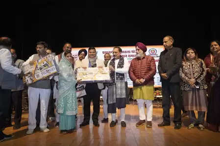 प्रधानमंत्री उज्ज्वला योजना : एमसीडी के 251 कर्मचारियों को मिले फ्री एलपीजी स्टोव-सिलेंडर