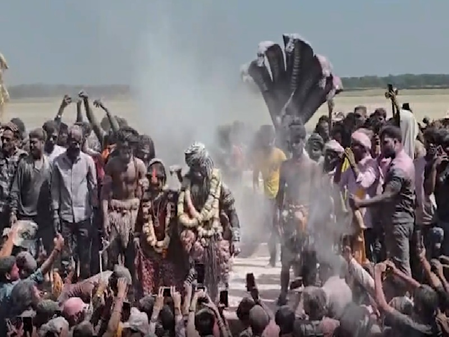 रंगभरी एकादशी : काशी में उड़े अबीर-गुलाल, डमरू की गूंज के बीच खेली गई मसान होली