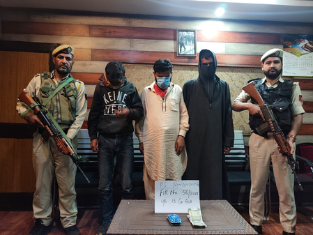 बारामूला पुलिस ने जुआ खेलते तीन लोगों को रंगे हाथों पकड़ा, 11,500 रुपए नकद बरामद