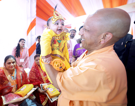 उत्तर प्रदेश: जन्माष्टमी से पहले मुख्यमंत्री योगी ने उपहारों के माखन से भरी ब्रजवासियों की ‘मटकी’