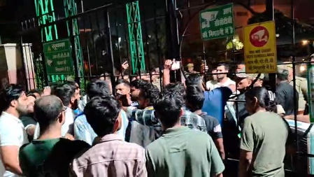 जिम्स अस्पताल में आउटसोर्स कर्मचारियों के धरने पर बवाल, पुलिस पर मारपीट के आरोप, प्रशासन ने आरोपों को बताया निराधार