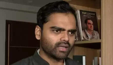 न्याय पाने के लिए विरोध प्रदर्शन करने से भी रोका जाता है: पुष्पेंद्र सरोज