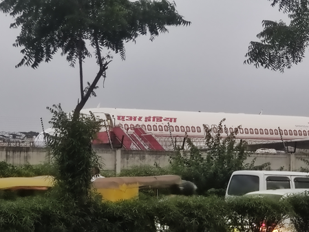 दम्माम-दिल्ली एयर इंडिया एक्सप्रेस उड़ान में बम की धमकी, अहमदाबाद में आपातकालीन लैंडिंग, 40 लोग सुरक्षित निकाले गए