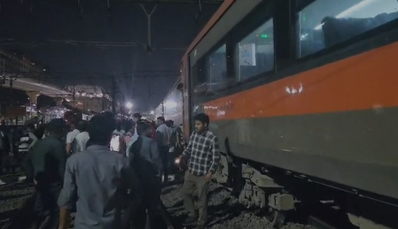 पुणे रेलवे स्टेशन पर वंदे भारत ट्रेन की बोगी पटरी से उतरी, सभी यात्री सुरक्षित