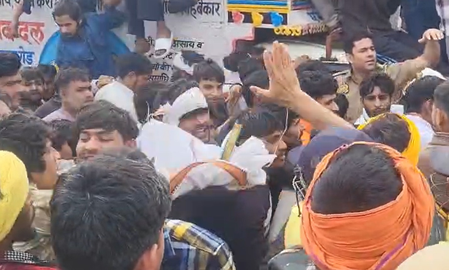 मथुरा : चंद्रशेखर की हत्या के बाद नेशनल हाईवे पर घंटों जाम, प्रदर्शनकारियों का पुलिस पर पथराव और लाठीचार्ज