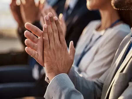 रोज 15 मिनट ताली बजाने के फायदे जानकर चौंक जाएंगे आप, छुपा है इसमें कई बीमारियों का इलाज