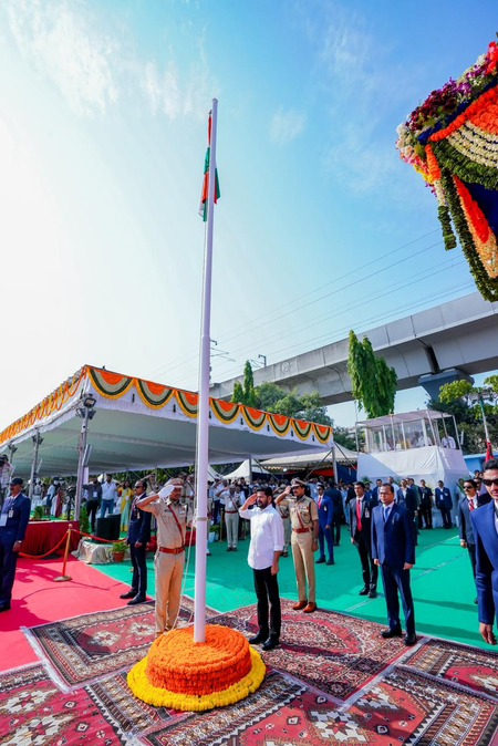 तेलंगाना ने मनाया स्थापना दिवस, सीएम रेवंत रेड्डी और राज्यपाल ने फहराया तिरंगा