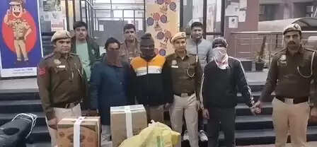 दिल्ली में चोरी के आरोप में तीन गिरफ्तार, नकदी, सोना, चांदी और बाइक बरामद