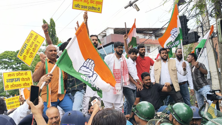 नीट मुद्दे पर रांची में भाजपा कार्यालय घेरने पहुंचे कांग्रेसी, दोतरफा टकराव के बीच फेंके गए अंडे-टमाटर और बोतल