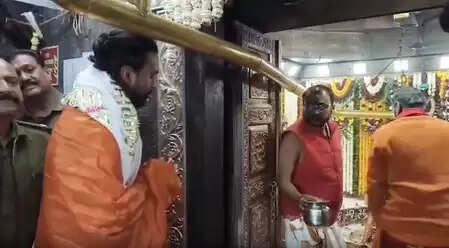 भारत बनाम न्यूजीलैंड: निर्णायक वनडे मैच से पहले महाकाल के दर्शन करने पहुंचे केएल राहुल