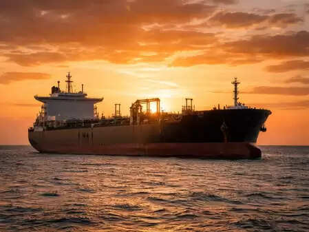 अमेरिका ने जब्त किया रूसी झंडे वाला तेल जहाज, 3 भारतीय क्रू मेंबर भी शामिल: रिपोर्ट