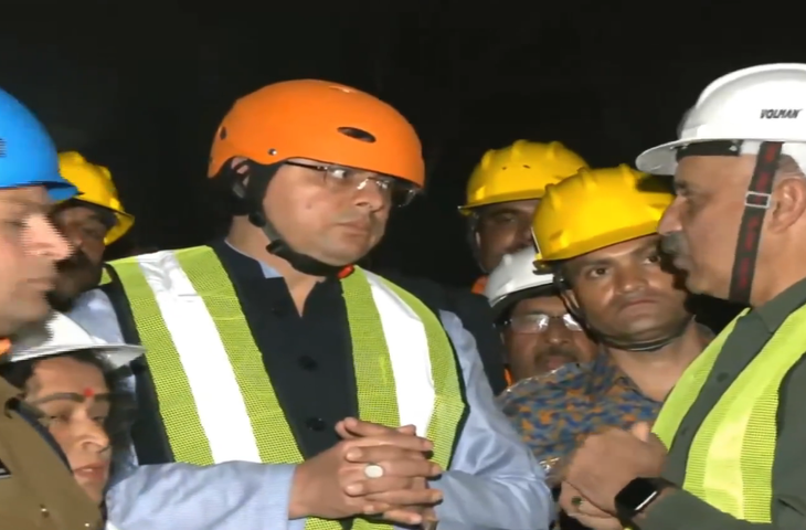 मुख्यमंत्री धामी इंदौर से बुधवार देर रात देहरादून पहुंचे, सुरंग में चल रहे रेस्क्यू ऑपरेशन का अपडेट लिया