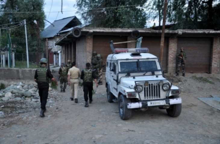 जम्मू-कश्मीर के कठुआ में सुरक्षाबलों ने मुठभेड़ में एक आतंकी को मार गिराया