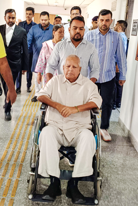 स्वास्थ्य जांच के लिए सिंगापुर पहुंचे लालू यादव, बेटी रोहिणी आचार्य से मुलाकात का वीडियो वायरल