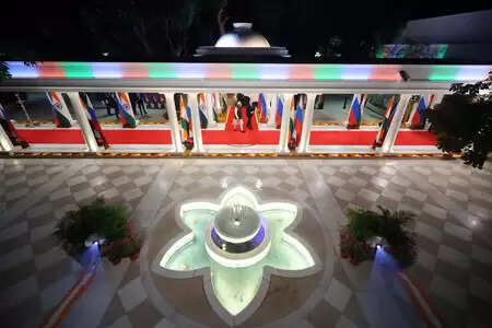 भारत-रूसी झंडे और खास रोशनी से सजा प्रधानमंत्री आवास, पीएम मोदी ने राष्ट्रपति पुतिन के साथ की डिनर