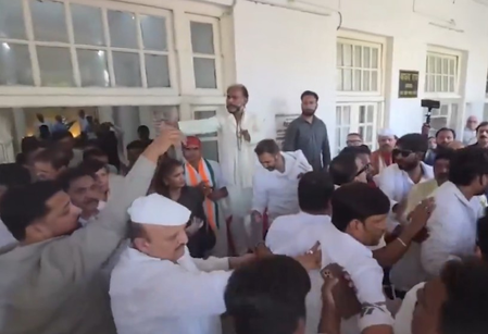 यूपी कांग्रेस में पदभार ग्रहण समारोह के दौरान बवाल, समर्थकों में भिड़ंत
