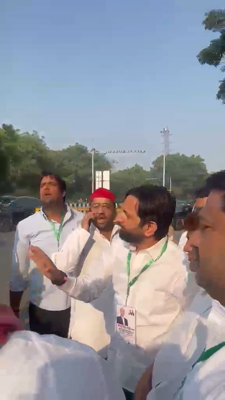 नोएडा में एमएलसी चुनाव के दौरान भाजपा और सपा कार्यकर्ताओं में नोकझोंक
