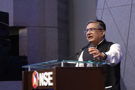 शेयर की कीमतों पर नहीं, बल्कि बिजनेस की मजबूत नींव पर दें ध्यान: एनएसई सीईओ
