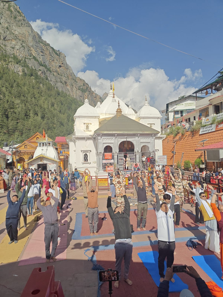 गंगोत्री-यमुनोत्री धाम में भी गूंजा योग का संदेश, जनपदों में हुए भव्य आयोजन