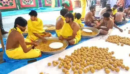 कर्नाटक : मैसूर के योग नरसिम्हास्वामी मंदिर में नए साल पर विशेष तैयारी, 2 लाख लड्डू तैयार