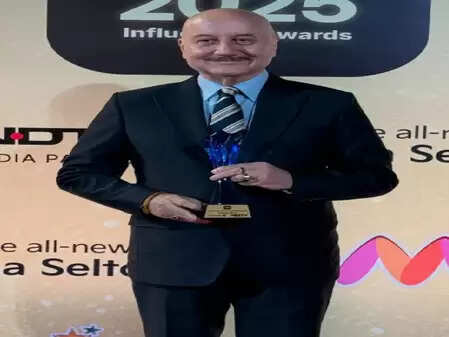 अनुपम खेर की झोली में गिरा एक और अवॉर्ड, इस बेहतरीन काम के लिए हुए सम्मानित