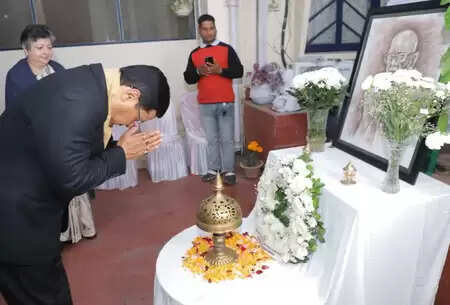 केंद्रीय मंत्री सर्बानंद सोनोवाल ने स्वर्गीय पी.जी. बरुआ को श्रद्धांजलि अर्पित की