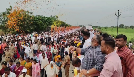 महाराष्ट्र: खामगांव से शेगांव की ओर बढ़ी गजानन महाराज की पालकी, वारकरियों का उमड़ा सैलाब