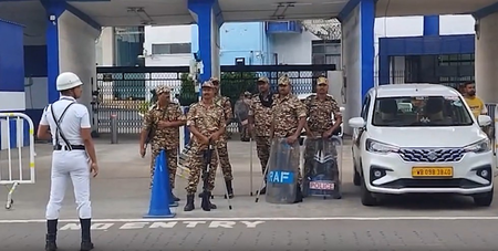 दस्तावेजों की सुरक्षा के लिए पश्चिम बंगाल के सरकारी कार्यालयों में केंद्रीय बल किए तैनात