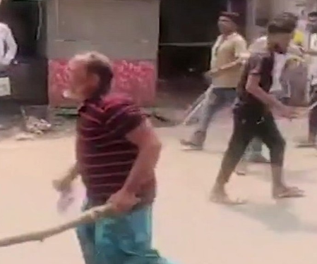 पश्चिम बंगाल: हिंसा के बाद चुनाव आयोग का एक्शन, पुलिस अधिकारी को सस्पेंड करने का निर्देश