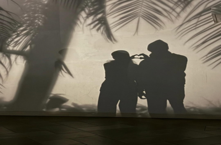 सबा आजाद के साथ हाथ से हार्ट बनाने की कोशिश में ऋतिक फेल, डबल अंगूठा बना रोड़ा