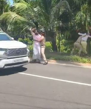 केरल: कोझिकोड में प्रियंका गांधी और रमेश चेन्निथला को भाजयुमो ने दिखाए काले झंडे