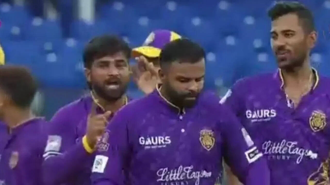 राहुल चौधरी ने रचा इतिहास...डीपीएल के इस सीजन हैट्रिक लेने वाले पहले गेंदबाज बने, फिर आखिरी 2 गेंदों पर कर बैठे 'ब्लंडर'